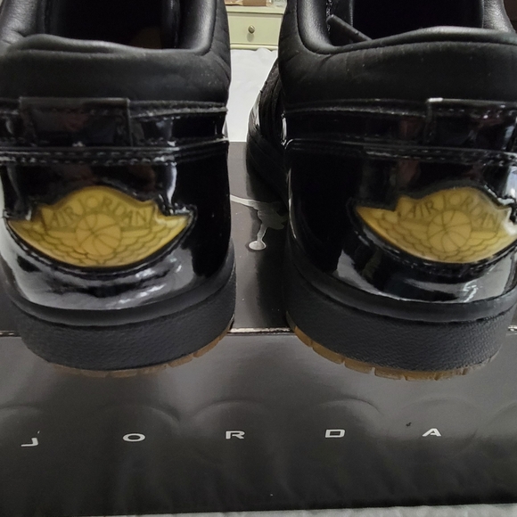 Jordan Retro 1's low sz 9 black - Picture 2 of 6